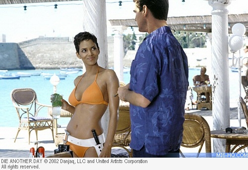 James Bond and Jinx drink mojitos on the Cuban beach 