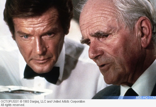 Pierce Brosnan and Desmond Llewelyn Shoot At Pinewood